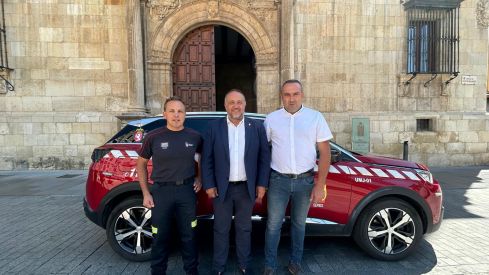 El jefe del servicio del SEPEIS, Julián Alcalá, el presidente de la Diputación, Gerardo Álvarez Courel, y el diputado del área y vicepresidente, Luis Alberto Arias