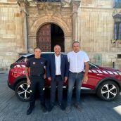 El jefe del servicio del SEPEIS, Julián Alcalá, el presidente de la Diputación, Gerardo Álvarez Courel, y el diputado del área y vicepresidente, Luis Alberto Arias