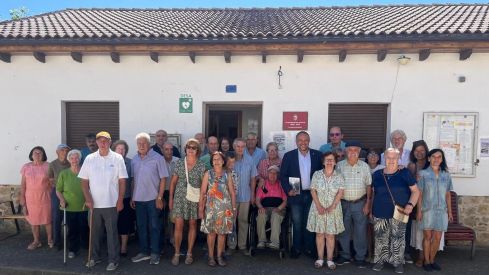 El presidente de la Diputación de León participa en un filandón en homenaje a la escuela rural en La Mata de Curueño 