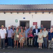 El presidente de la Diputación de León participa en un filandón en homenaje a la escuela rural en La Mata de Curueño 