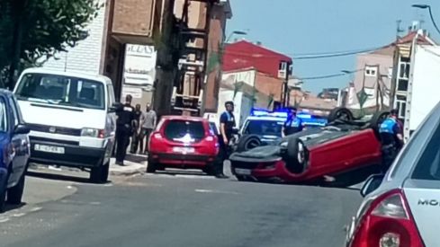 El vuelco de un coche obliga a cortar la carretera Alfageme de Trobajo del Camino