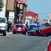 El vuelco de un coche obliga a cortar la carretera Alfageme de Trobajo del Camino