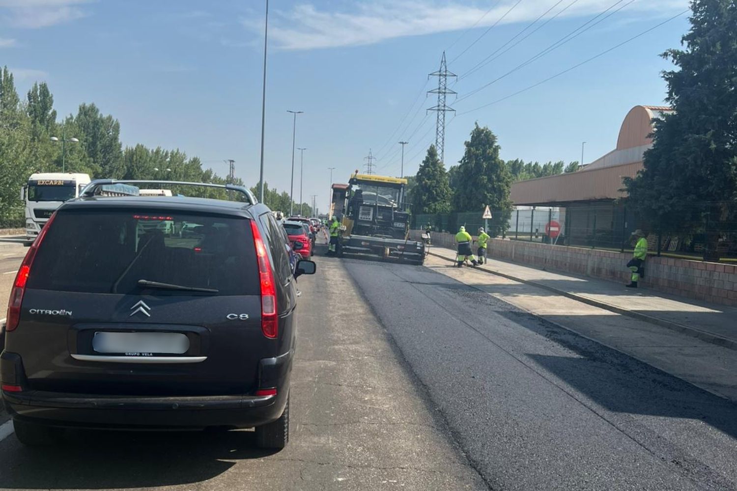El asfaltado de Saenz de Miera provoca retenciones de 20 minutos en plena tarde de Operacion Salida El asfaltado de Saenz de Miera provoca retenciones de 20 minutos en plena tarde de Operacion Salida