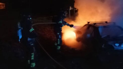 Un coche queda calcinado en San Mamés de la Vega (León)