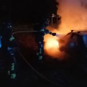 Un coche queda calcinado en San Mamés de la Vega (León) Un coche queda calcinado en San Mamés de la Vega (León)