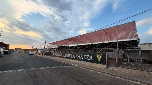 El Moto Club Bañezano comienza a montar su palco "profesional" para el Gran Premio de Velocidad