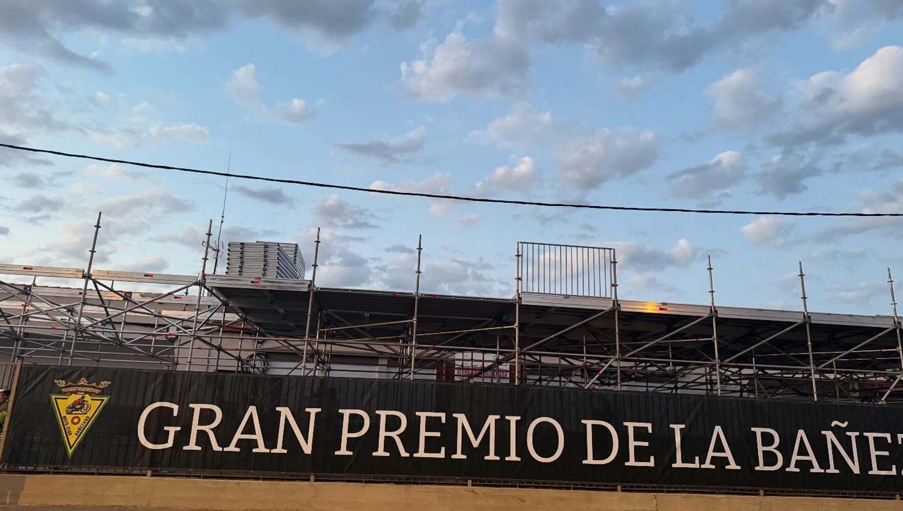Montaje del "palco profesional" del Gran Premio de Velocidad de La Bañeza