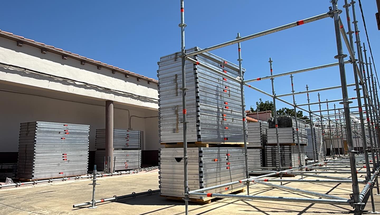 Montaje del "palco profesional" del Gran Premio de Velocidad de La Bañeza