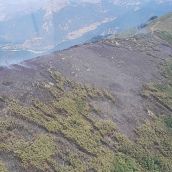 Medios terrestres y aéreos continúan trabajando para sofocar el incendio intencionado de Nivel 1 en Olleros de Alba (León)