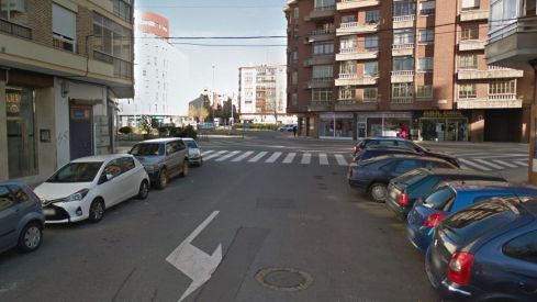 Calle General Benavides de León a la altura en la que tuvo lugar el atropello a una septuagenaria