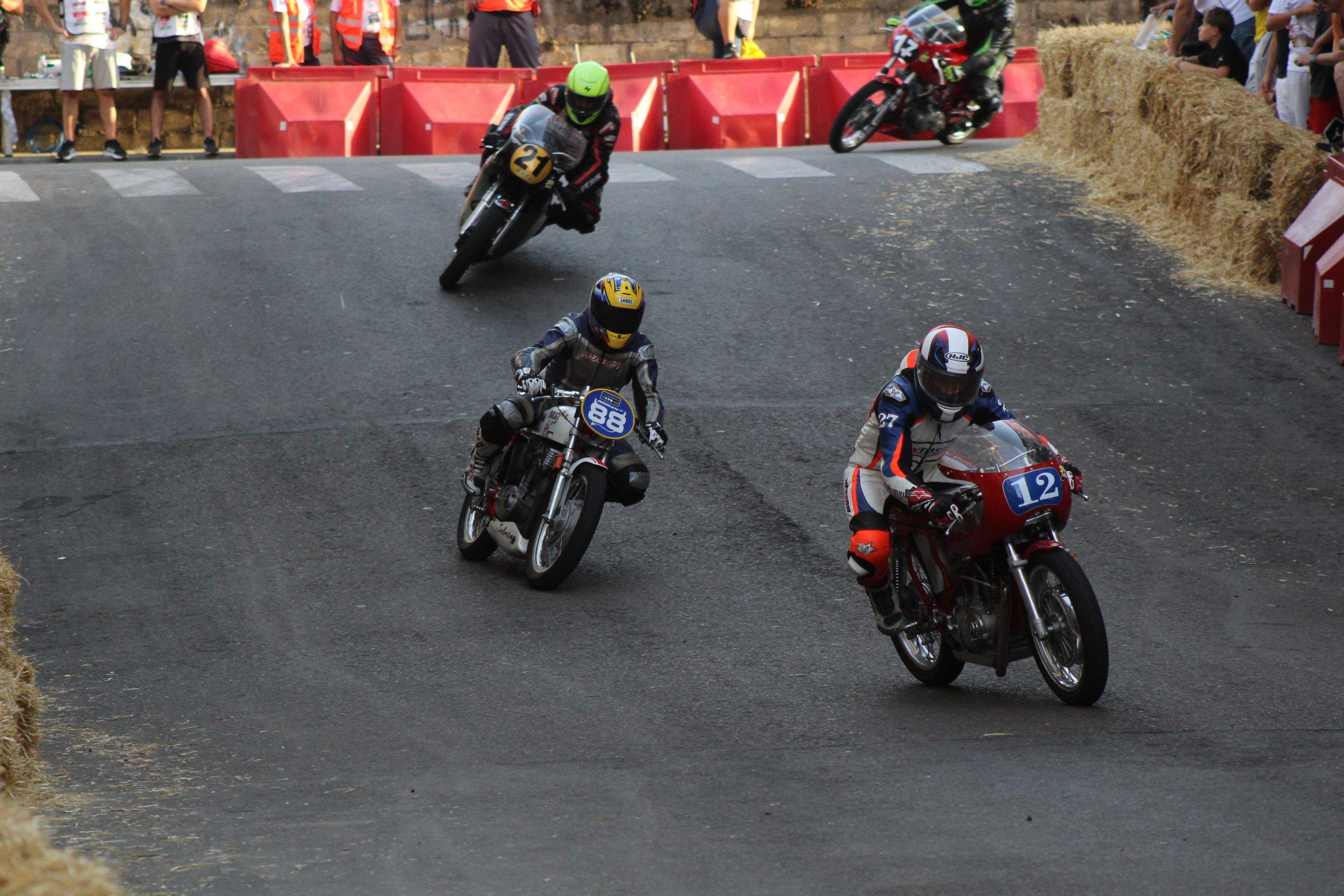 Pasión sobre dos ruedas: La Bañeza vibra con los entrenamientos del Gran Premio de Velocidad
