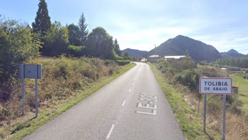 Un vehículo cae por un terraplén en Tolibia de Abajo (León) y queda colgado de un muro de cinco metros de altura