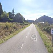Un vehículo cae por un terraplén en Tolibia de Abajo (León) y queda colgado de un muro de cinco metros de altura Un vehículo cae por un terraplén en Tolibia de Abajo (León) y queda colgado de un muro de cinco metros de altura