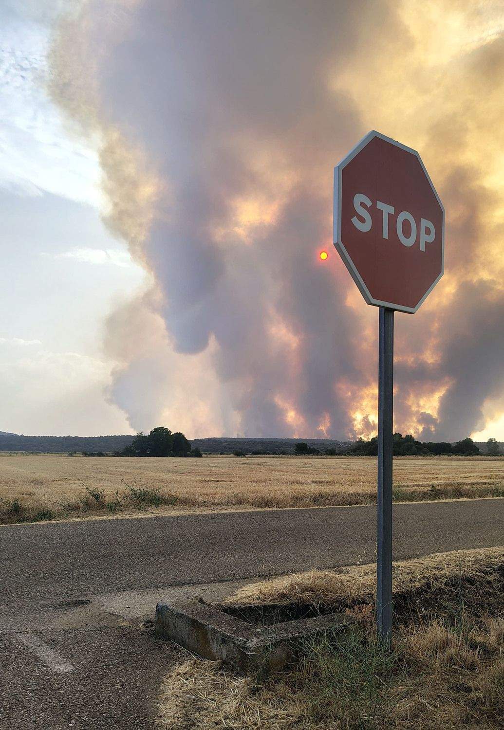 Incendio forestal en Molezuelas de la Carballeda (Zamora) que afecta a La Valdería en León | Javier López / ICAL