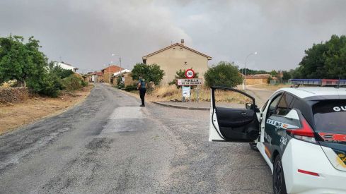 Vecinos de Castrocalbón y San Esteban de Nogales (León) se niegan a desalojar pese a la proximidad del incendio que afecta a La Valdería 