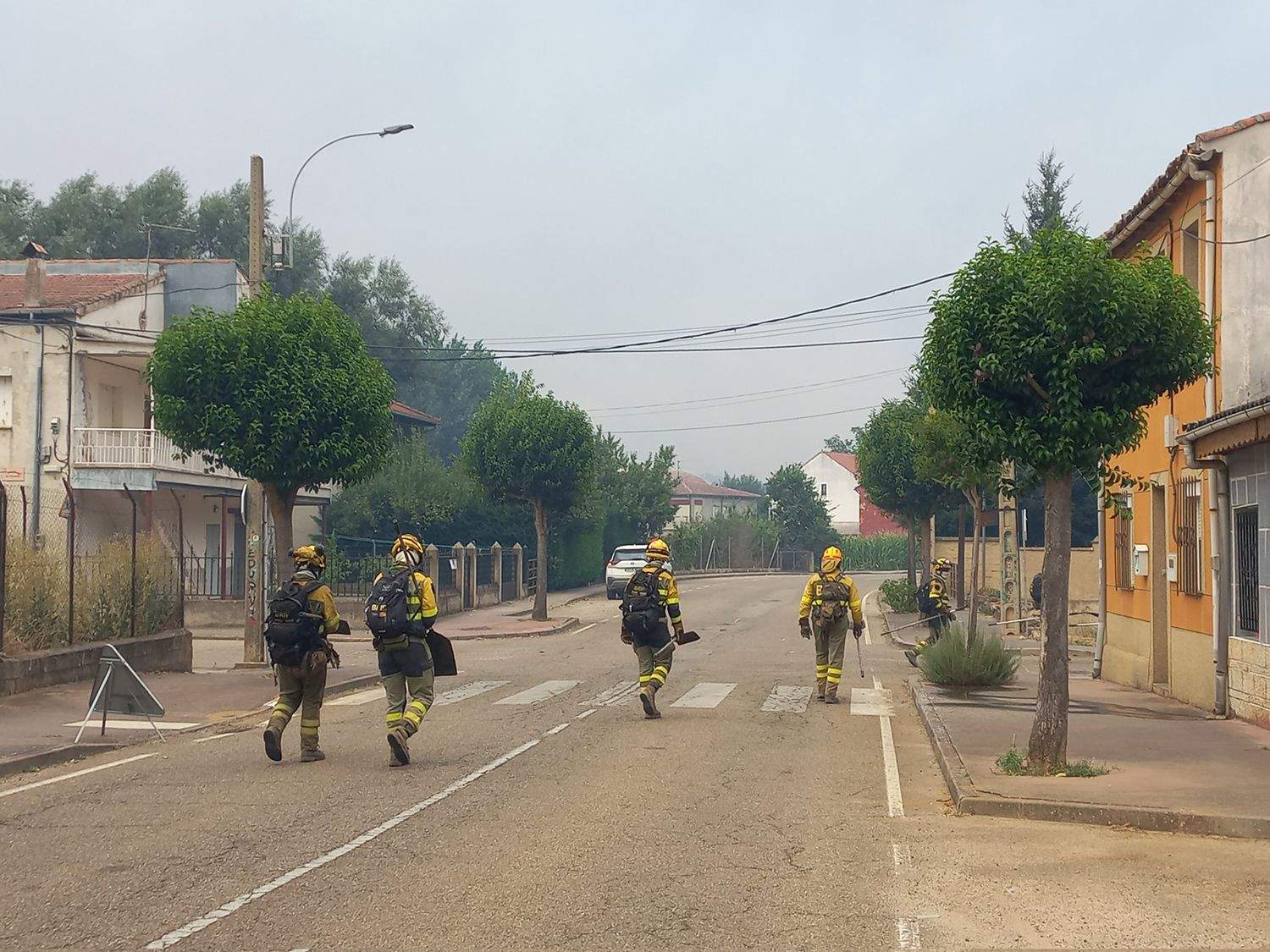 Imagen del incendio de Molezuelas de la Carballeda (Zamora) en su paso por la población de Castrocalbón (León)