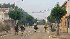 Imagen del incendio de Molezuelas de la Carballeda (Zamora) en su paso por la población de Castrocalbón (León)