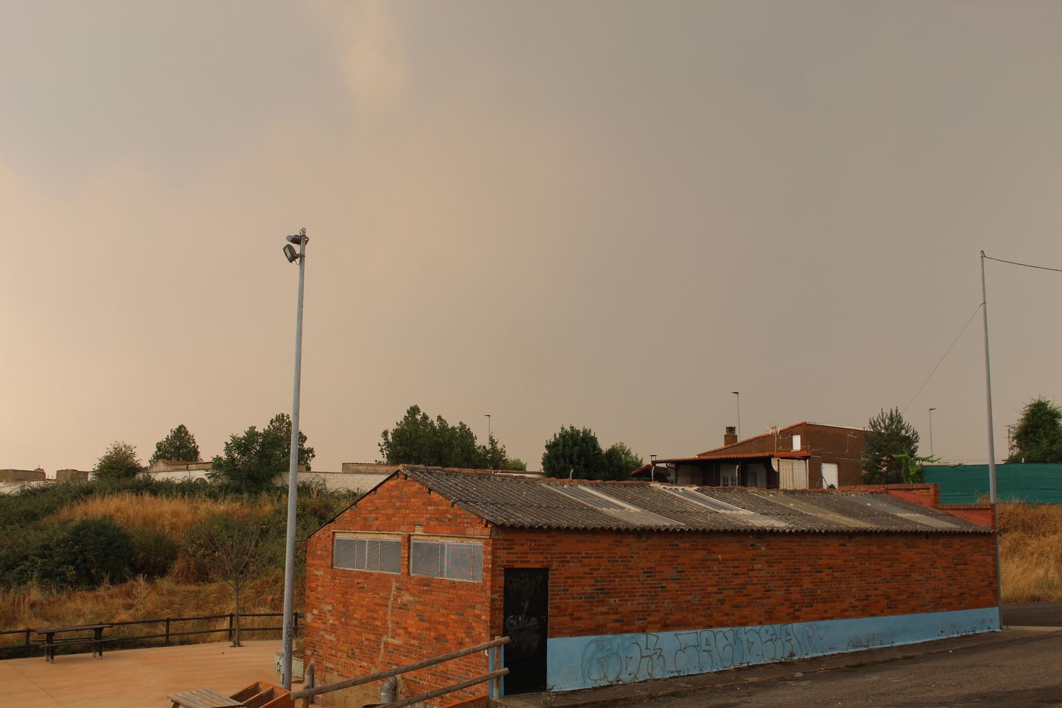 El humo de los incendios y el polvo africano deterioran la calidad del aire en León | José Martín