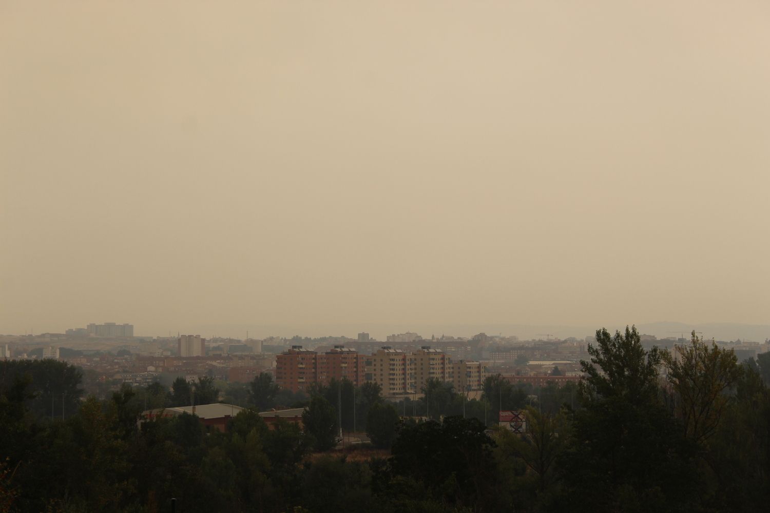 El humo de los incendios y el polvo africano deterioran la calidad del aire en León | José Martín