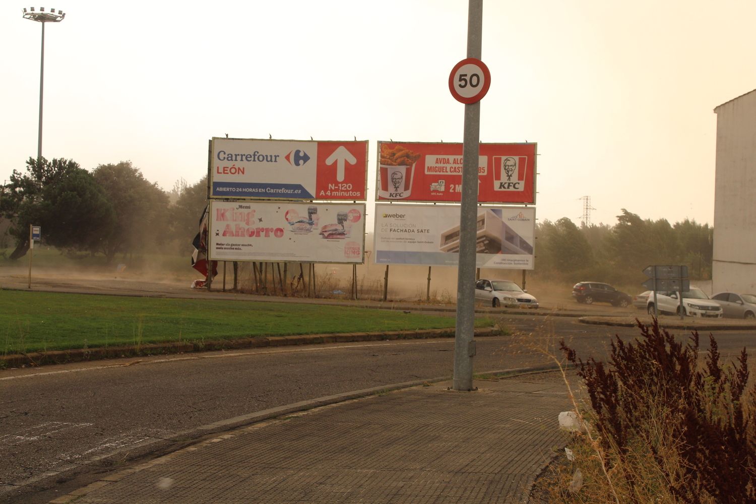 El humo de los incendios y el polvo africano deterioran la calidad del aire en León | José Martín