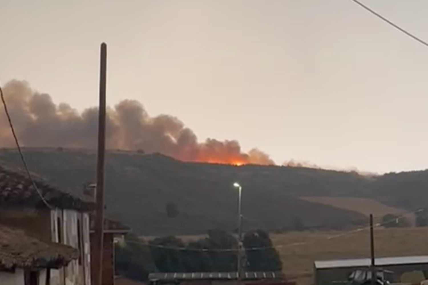 Nuevo foco de incendio en León: Las llamas atacan Rueda del Almirante