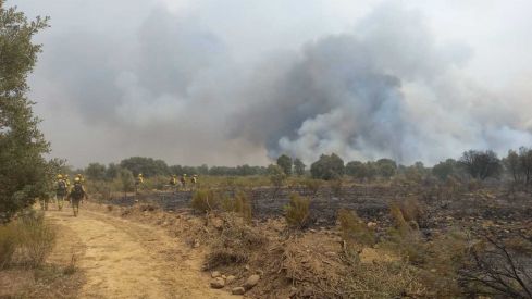 Más de 5.000 evacuados: El incendio de Molezuelas de la Carballeda (Zamora) arrasa en la provincia de León | AT Brif