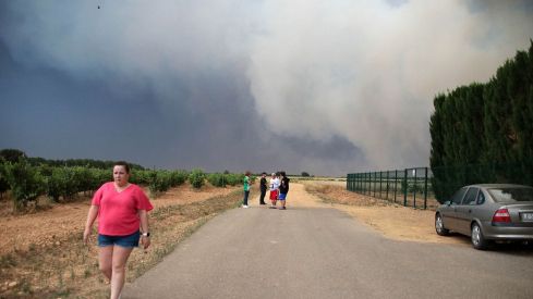 El incendio que afecta a La Valdería suma cuatro nuevos pueblos desalojados | Peio García (ICAL)