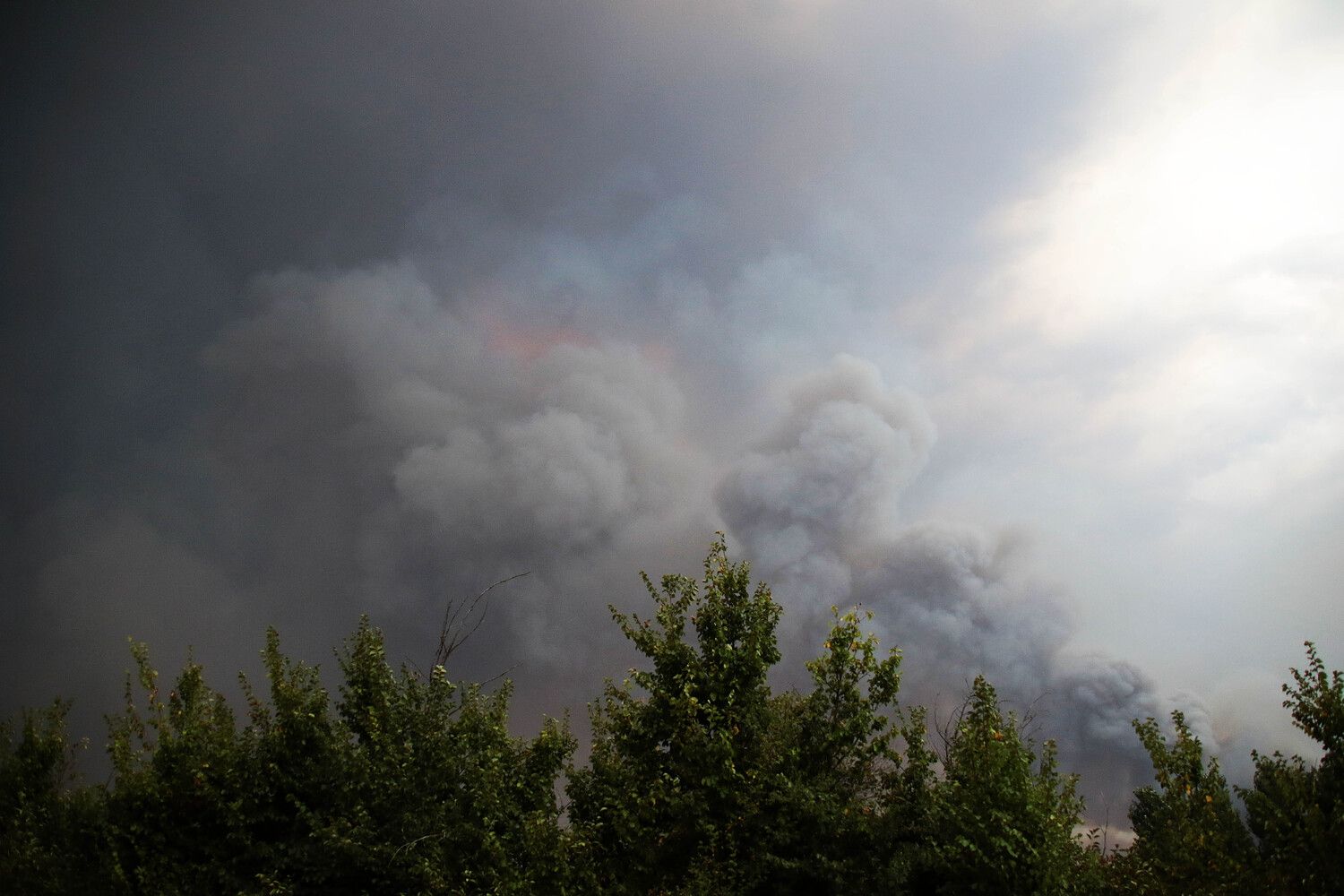 Vaticinan una jornada "muy complicada" en el incendio que afecta a La Valdería pese al trabajo nocturno | Peio García (ICAL) Vaticinan una jornada "muy complicada" en el incendio que afecta a La Valdería pese al trabajo nocturno | Peio García (ICAL)