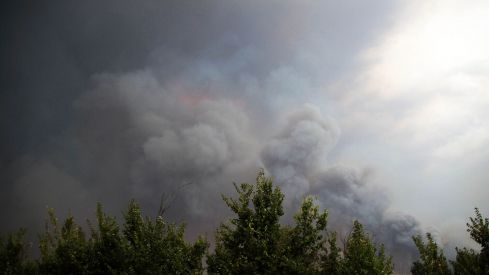 Vaticinan una jornada "muy complicada" en el incendio que afecta a La Valdería pese al trabajo nocturno | Peio García (ICAL)