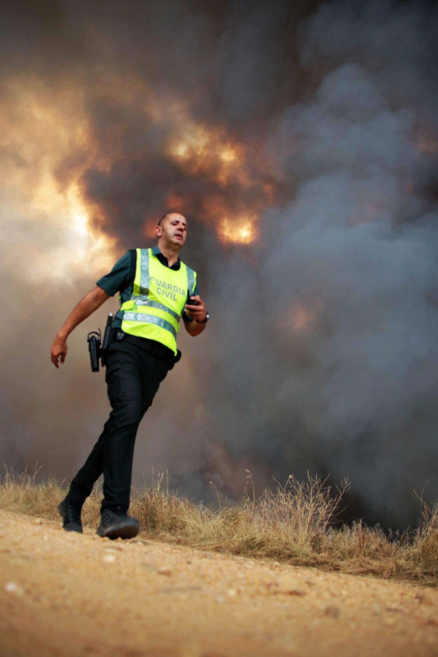 El incendio de Molezuelas de la Carballeda (Zamora) a su paso por Herreros de Jamuz (León) | Peio García (ICAL)