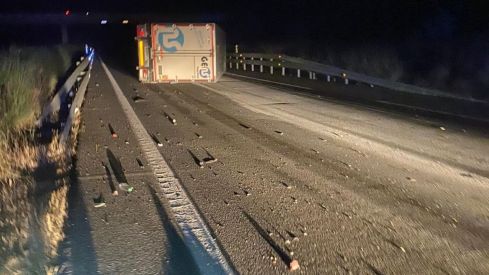 El vuelco de un camión en Valcabado del Páramo (León) corta la circulación en la A-6 sentido Madrid | Bomberos de la Diputación