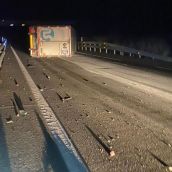 El vuelco de un camión en Valcabado del Páramo (León) corta la circulación en la A-6 sentido Madrid | Bomberos de la Diputación