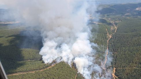Imagen de archivo de un incendio forestal en Santa Colomba de Curueño en 2023, municipio al que pertenece Pardesivil | ATBrif