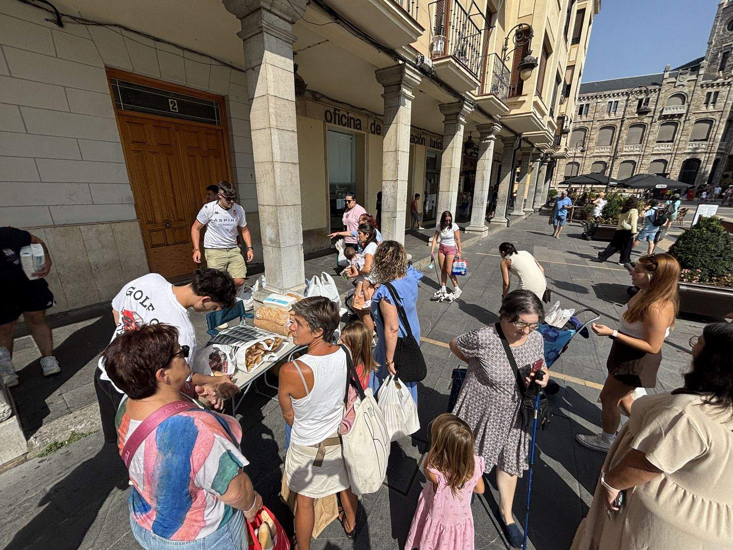 Punto de recogida de alimentos en León para los afectados del incendio de La Valdería | José Martín Punto de recogida de alimentos en León para los afectados del incendio de La Valdería | José Martín