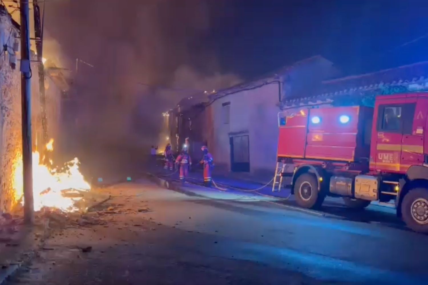 El incendio de Molezuelas de la Carballeda (Zamora) arrasa Palacios de Jamuz durante la noche