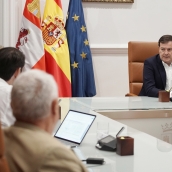 Rubén Cacho / ICAL . El presidente de la Junta de Castilla y León, Alfonso Fernández Mañueco, se reúne con miembros del Ejecutivo autonómico para avanzar en las actuaciones de reconstrucción de las zonas afectadas por los incendios forestales en la Comunidad