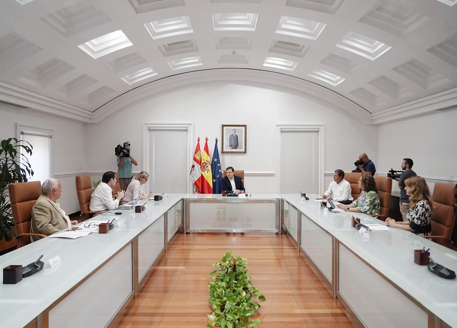 Rubén Cacho / ICAL . El presidente de la Junta de Castilla y León, Alfonso Fernández Mañueco, se reúne con miembros del Ejecutivo autonómico para avanzar en las actuaciones de reconstrucción de las zonas afectadas por los incendios forestales en la Comunidad