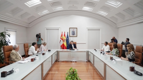Rubén Cacho / ICAL . El presidente de la Junta de Castilla y León, Alfonso Fernández Mañueco, se reúne con miembros del Ejecutivo autonómico para avanzar en las actuaciones de reconstrucción de las zonas afectadas por los incendios forestales en la Comunidad