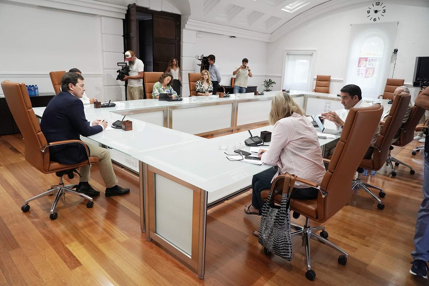 Rubén Cacho / ICAL . El presidente de la Junta de Castilla y León, Alfonso Fernández Mañueco, se reúne con miembros del Ejecutivo autonómico para avanzar en las actuaciones de reconstrucción de las zonas afectadas por los incendios forestales en la Comunidad