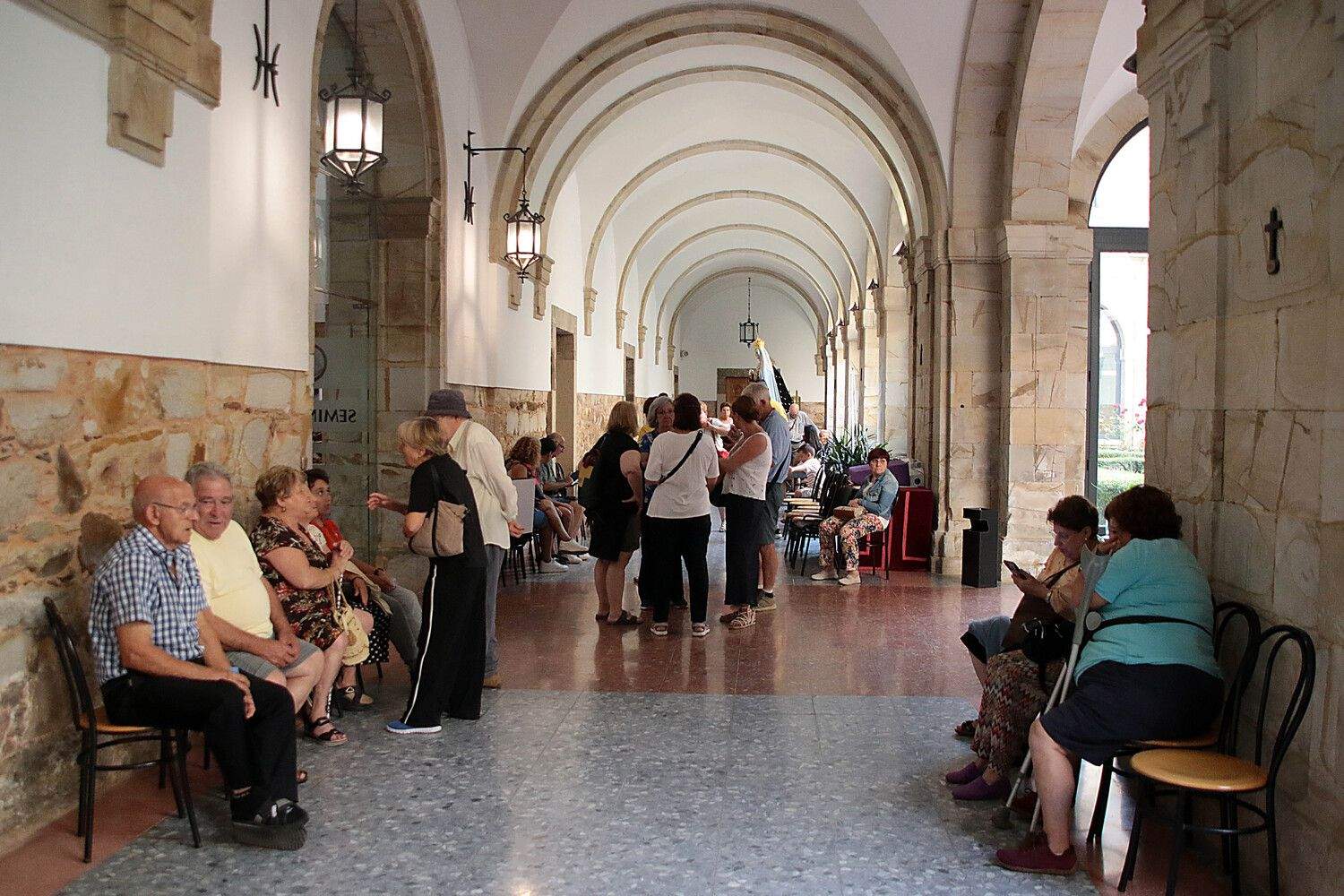  Los vecinos evacuados por los incendios, algunos con sus animales de compañía, son acogidos en el Seminario de Astorga y en el Acuartelamiento Santocildes | Peio García / ICAL