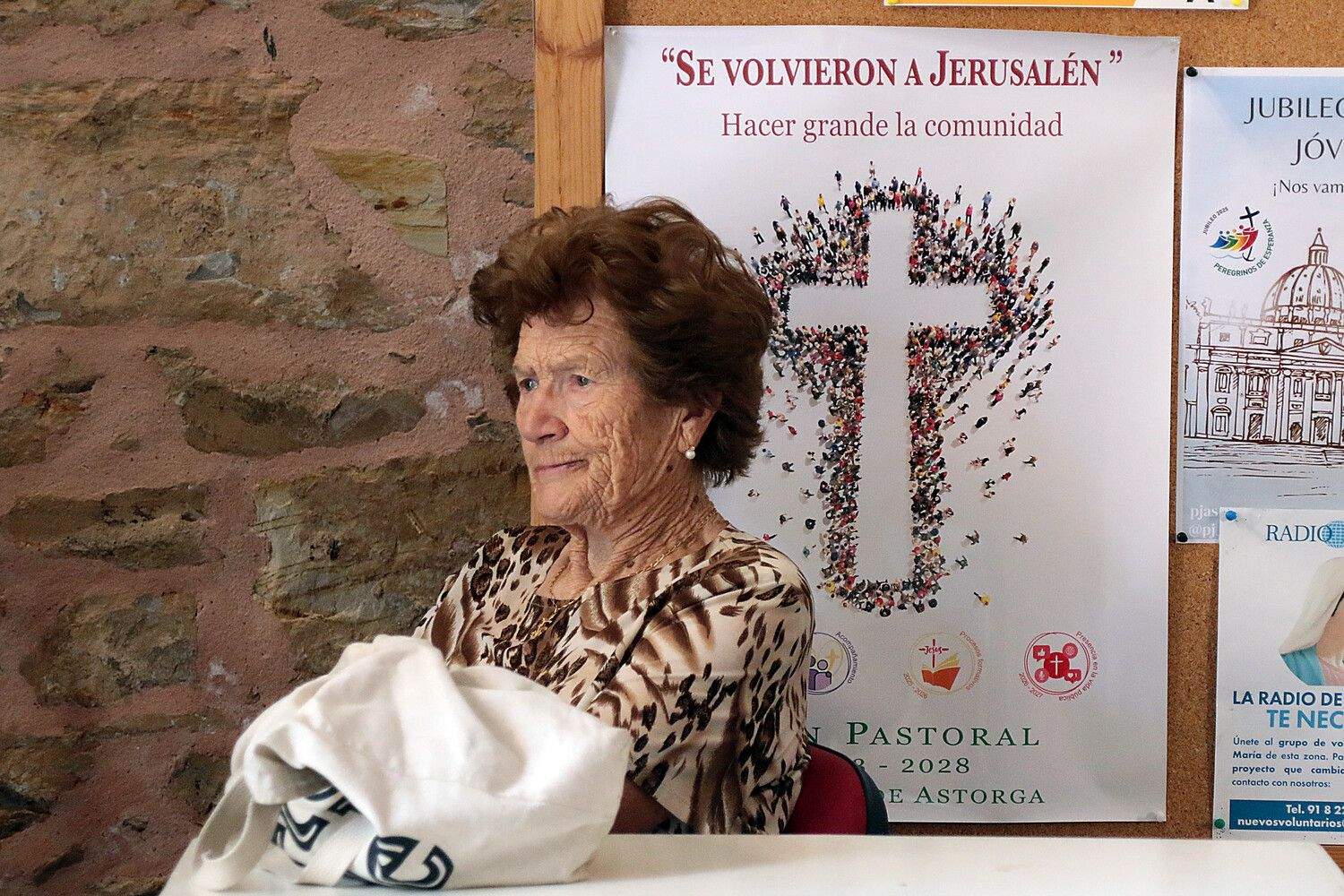  Los vecinos evacuados por los incendios, algunos con sus animales de compañía, son acogidos en el Seminario de Astorga y en el Acuartelamiento Santocildes | Peio García / ICAL