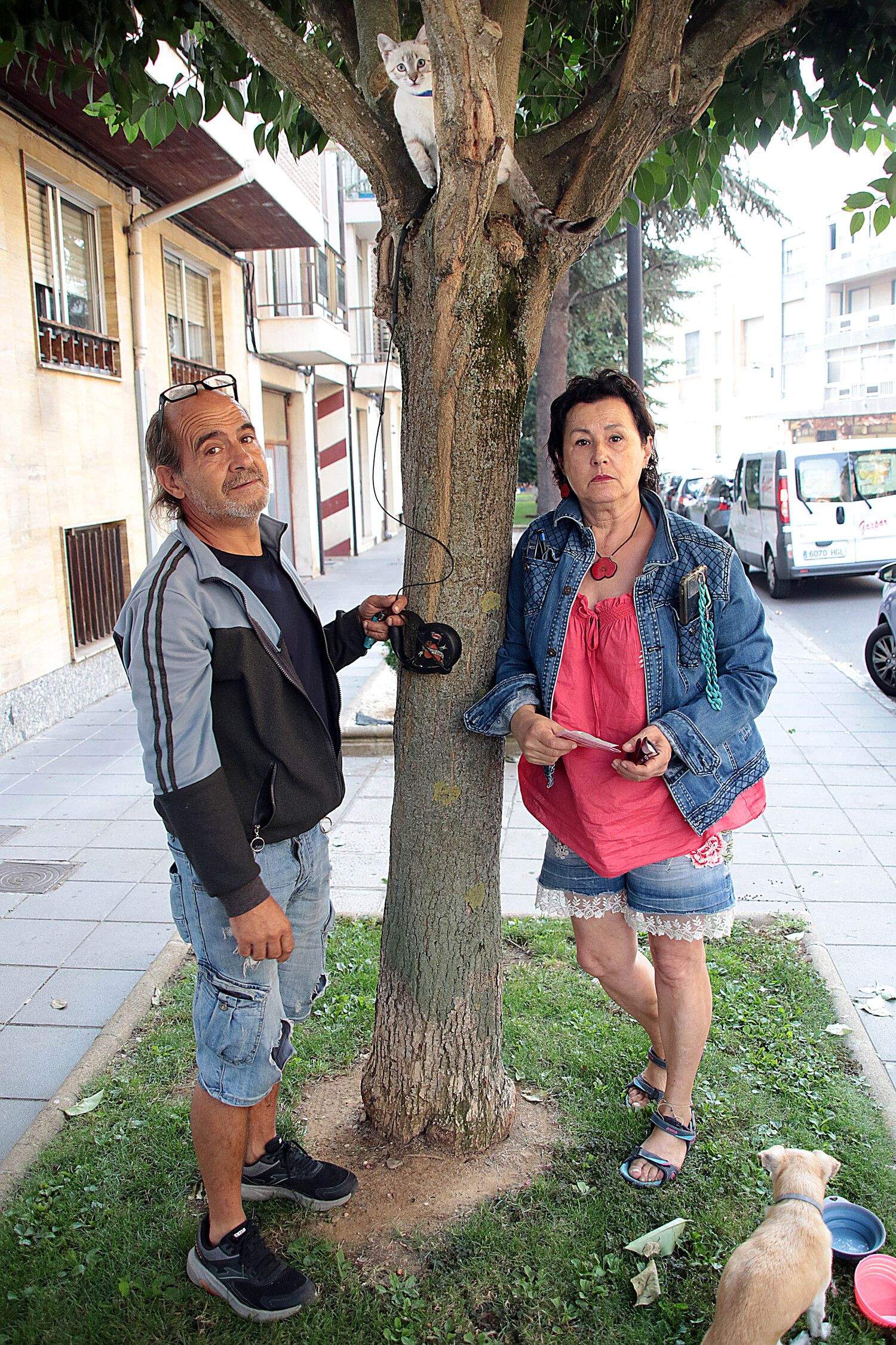  Los vecinos evacuados por los incendios, algunos con sus animales de compañía, son acogidos en el Seminario de Astorga y en el Acuartelamiento Santocildes | Peio García / ICAL
