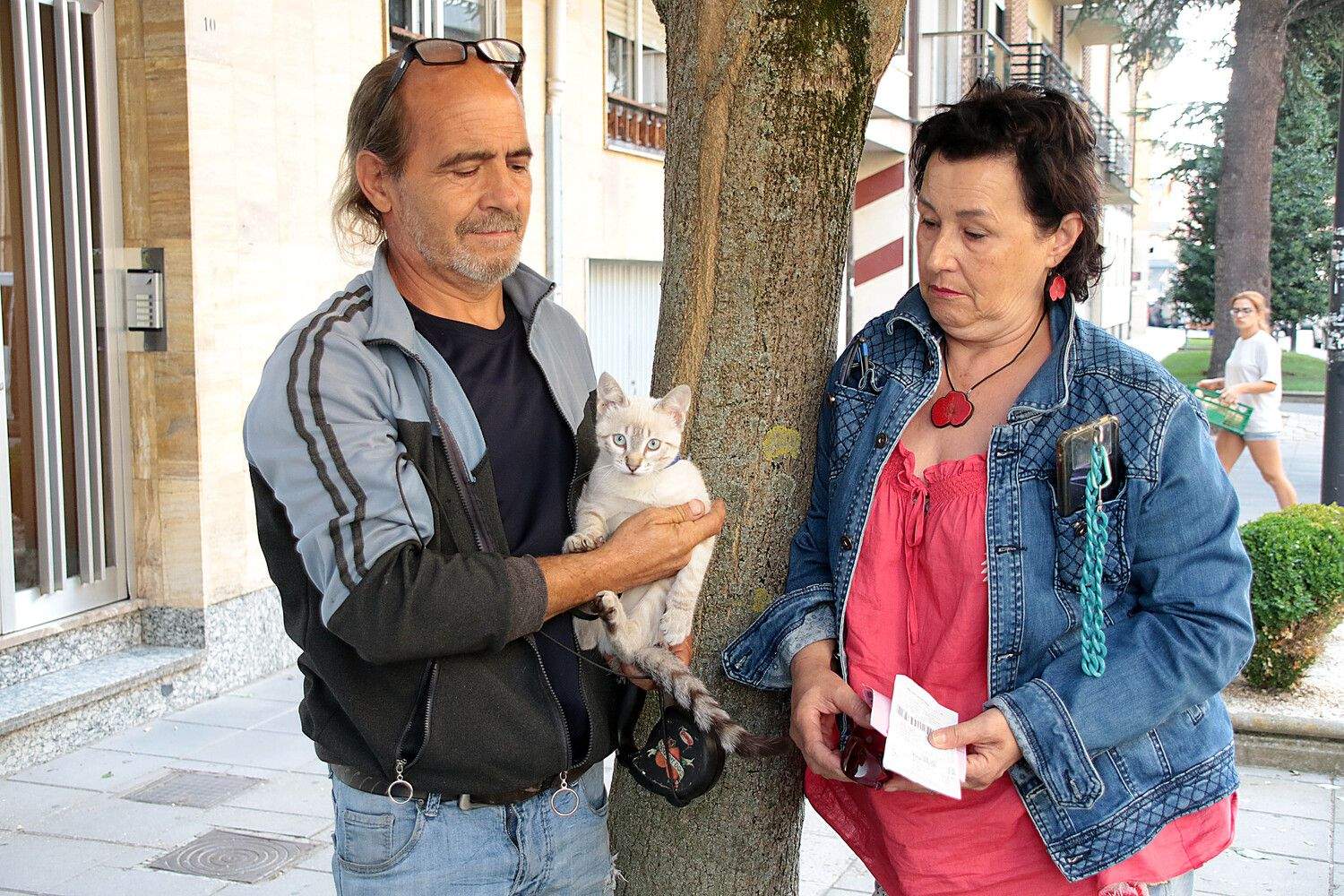  Los vecinos evacuados por los incendios, algunos con sus animales de compañía, son acogidos en el Seminario de Astorga y en el Acuartelamiento Santocildes | Peio García / ICAL