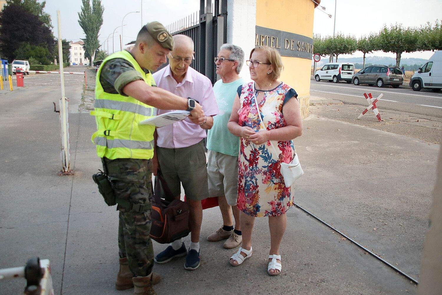  Los vecinos evacuados por los incendios, algunos con sus animales de compañía, son acogidos en el Seminario de Astorga y en el Acuartelamiento Santocildes | Peio García / ICAL
