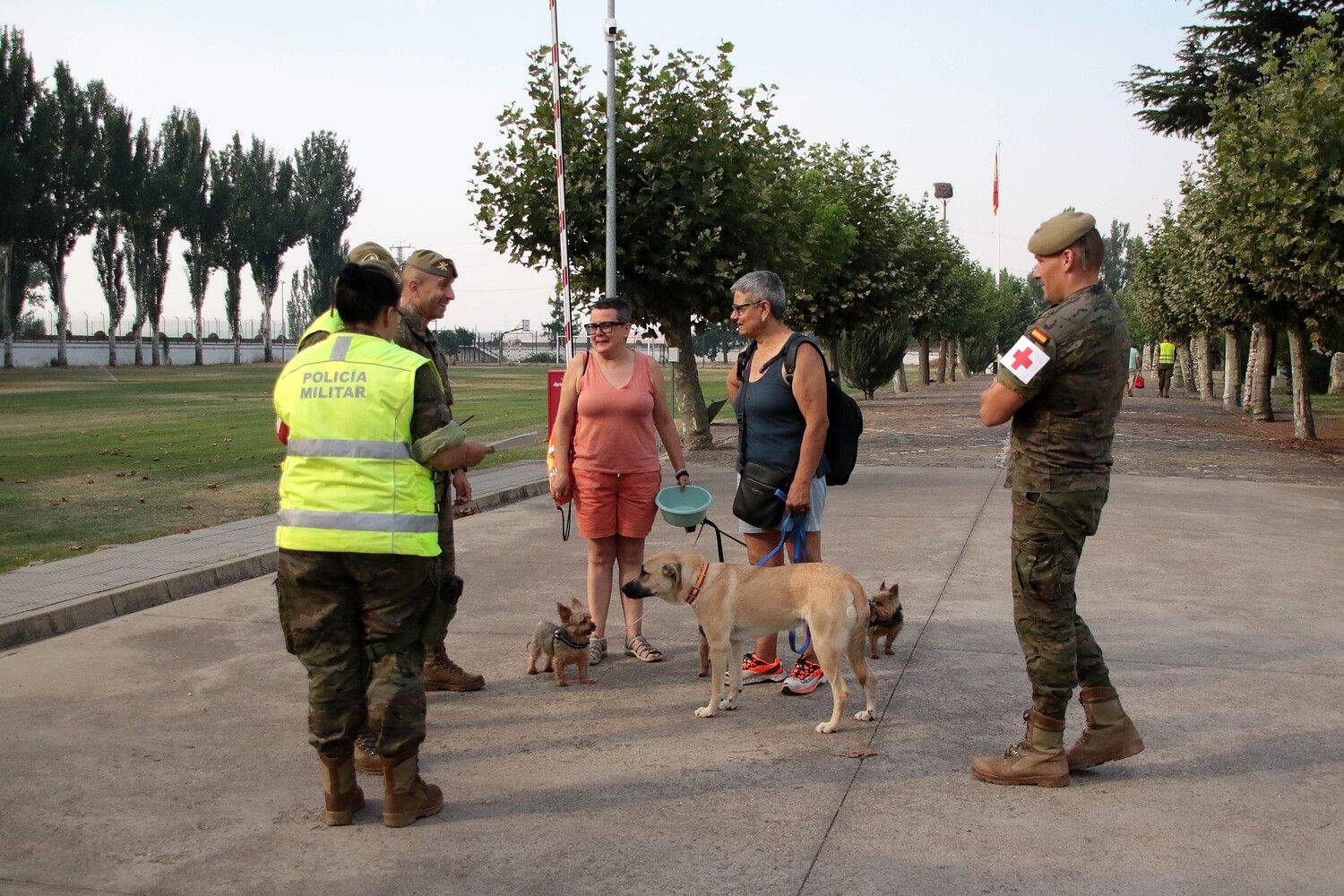 Los vecinos evacuados por los incendios, algunos con sus animales de compañía, son acogidos en el Seminario de Astorga y en el Acuartelamiento Santocildes | Peio García / ICAL Los vecinos evacuados por los incendios, algunos con sus animales de compañía, son acogidos en el Seminario de Astorga y en el Acuartelamiento Santocildes | Peio García / ICAL