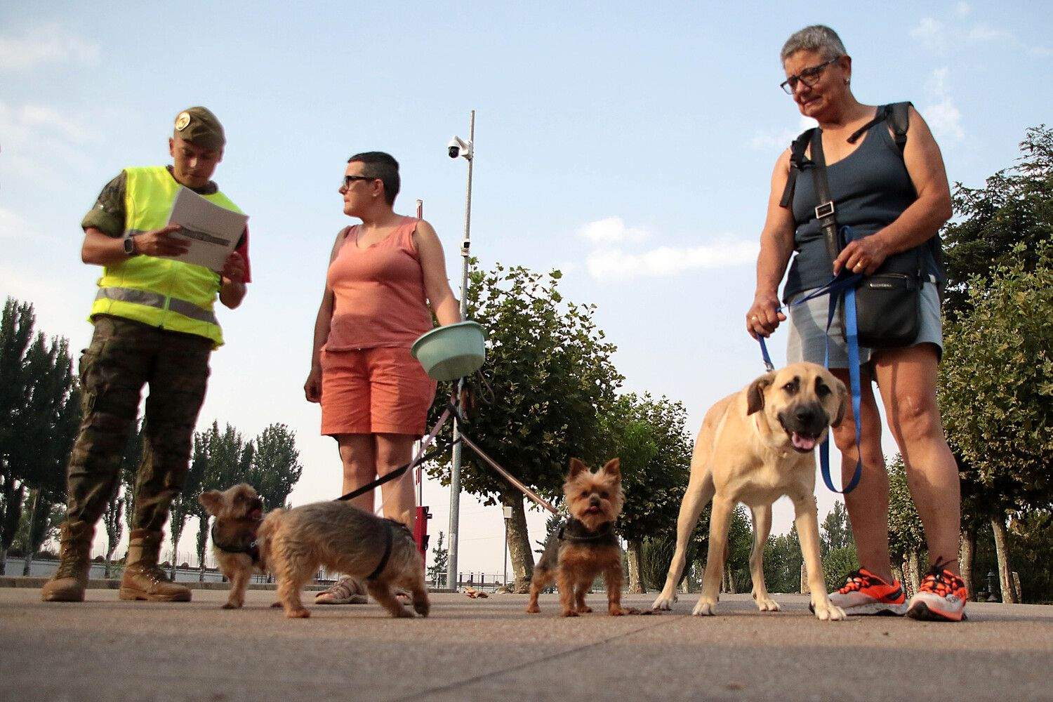 Los vecinos evacuados por los incendios, algunos con sus animales de compañía, son acogidos en el Seminario de Astorga y en el Acuartelamiento Santocildes | Peio García / ICAL Los vecinos evacuados por los incendios, algunos con sus animales de compañía, son acogidos en el Seminario de Astorga y en el Acuartelamiento Santocildes | Peio García / ICAL