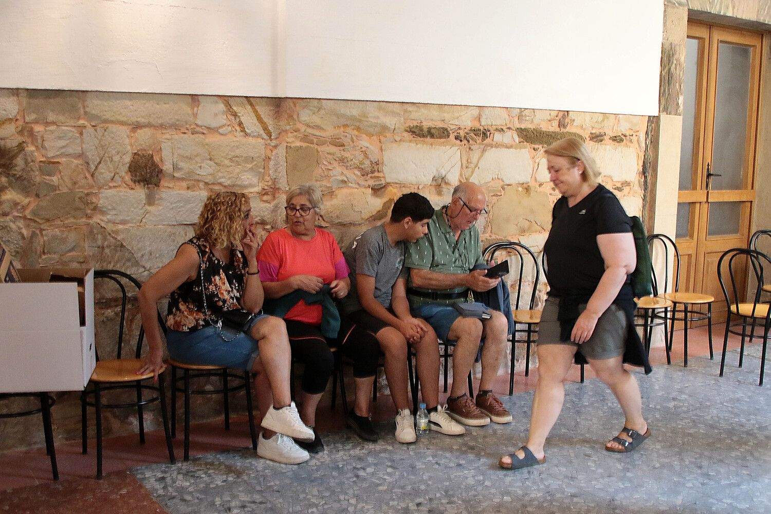  Los vecinos evacuados por los incendios, algunos con sus animales de compañía, son acogidos en el Seminario de Astorga y en el Acuartelamiento Santocildes | Peio García / ICAL