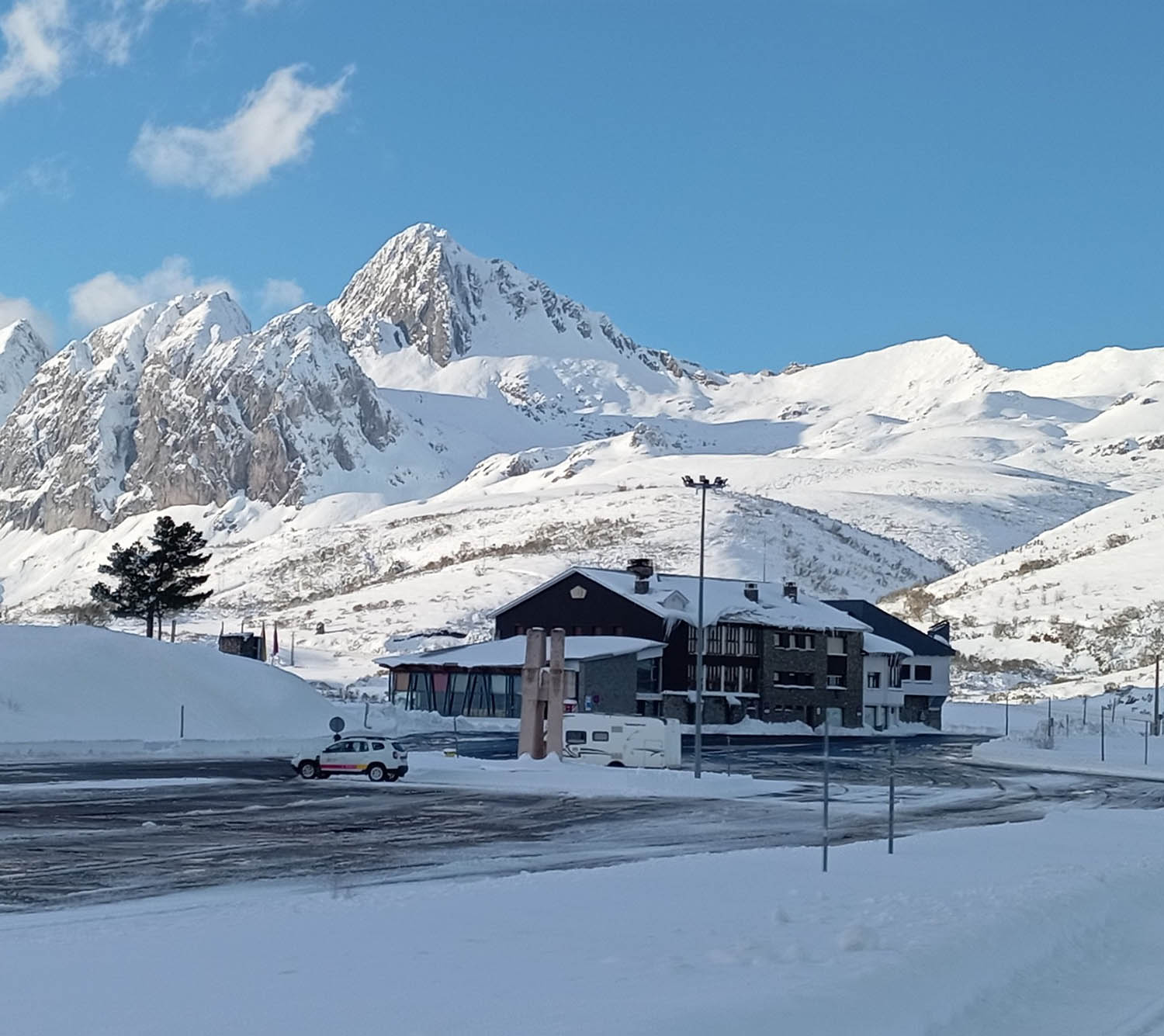 La Diputación de León licita la gestión del restaurante y hostal de la estación de San Isidro