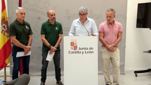 El delegado territorial, Eduardo Diego, informa a los medios sobre la evolución de los incendios forestales en la provincia | Peio García / ICAL 