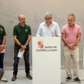 El delegado territorial, Eduardo Diego, informa a los medios sobre la evolución de los incendios forestales en la provincia | Peio García / ICAL 